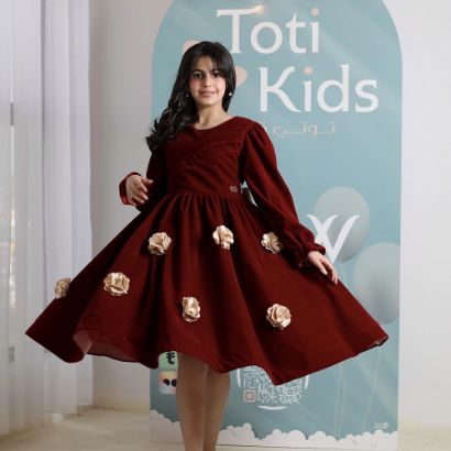 صورة فستان بناتي مخمل عنابي بزهور بارزة | فستان شتوي فاخر - 1100